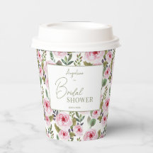 Vasos de papel para una fiesta de soltera pastel.