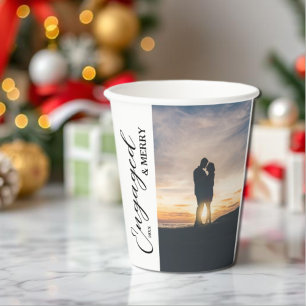 Vasos De Papel Pareja comprometida y alegre Foto