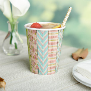 Vasos De Papel Patrón Shabby Rosa Pastel en cabaña de madera rúst