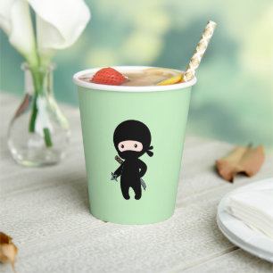 Vasos De Papel Pequeño ninja sosteniendo estrella arrojadiza sobr