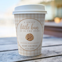 Pequeño y dulce bollo en el Baby Shower neutral de