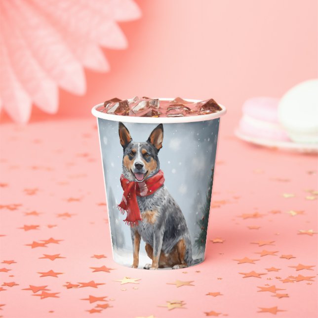 Vasos De Papel Perro Boyero Australiano en Navidad con nieve (in situ)