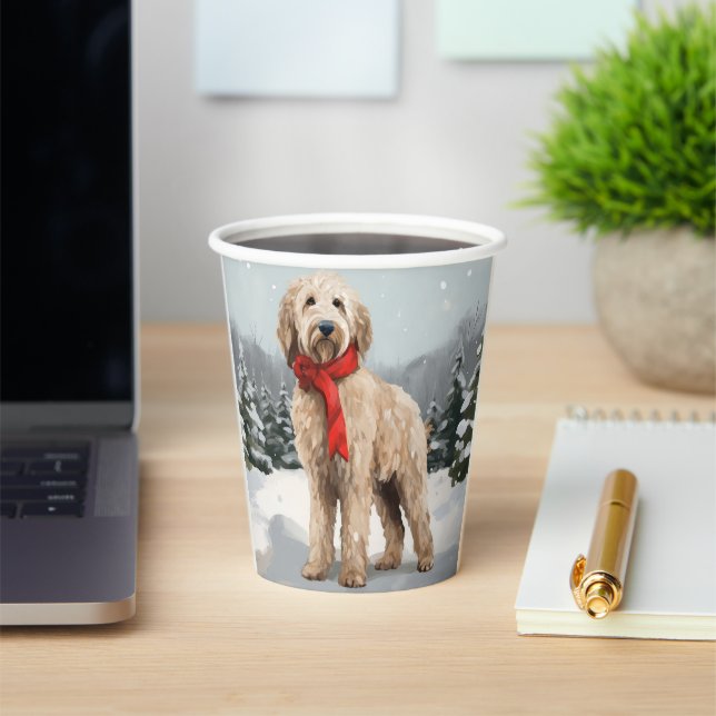 Vasos De Papel Perro Goldendoodle en Navidad con Nieve (in situ)