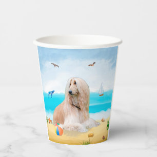 Vasos De Papel Perro hacinado afgano en la playa