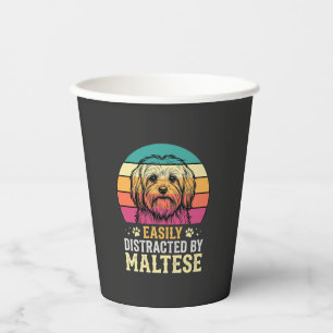 Vasos De Papel Perro maltés distraído en puesta de sol retro