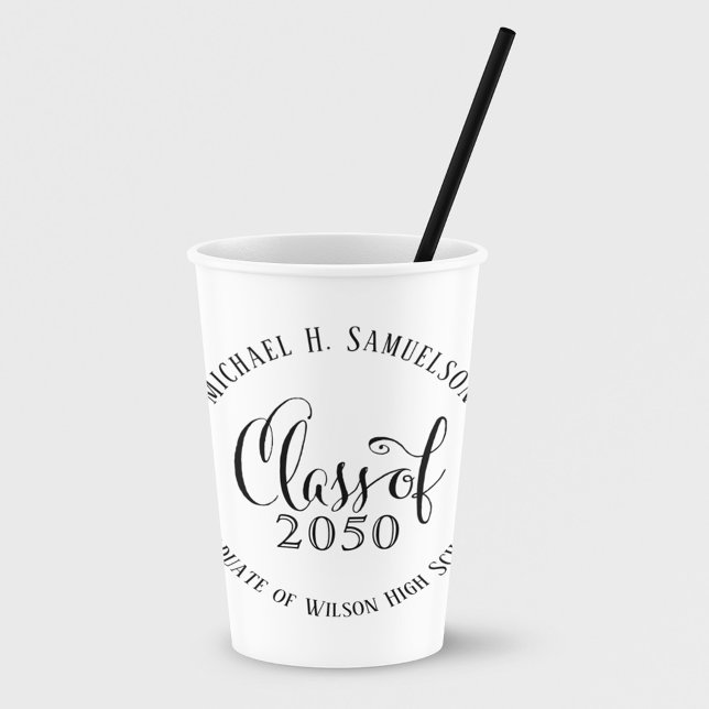 Vasos De Papel Personalizado del Partido de Graduación Blanco y N (Graduation party paper cup with classic calligraphy script.)