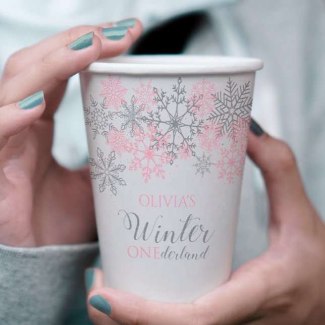 Vasos De Papel Plata de invierno y copo de nieve rosa en el inter (Subido por el creador)