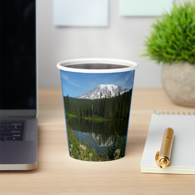 Vasos De Papel Reflexión sobre el lago Mount Rainier con flores s (in situ)