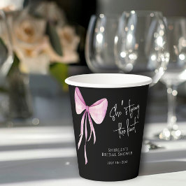 Vasos De Papel Rubor Pink Bow ella está atando la ducha nupcial