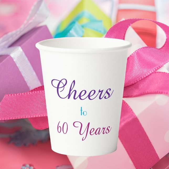 Vasos De Papel Saludos a las tazas de papel de cumpleaños de 60 a (A paper party cup that reads Cheers to 60 Years)