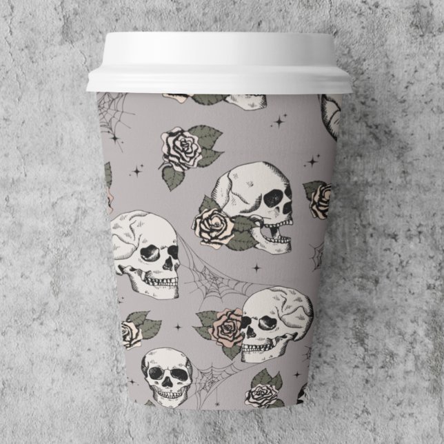 Vasos De Papel Taupe Gris Cránulos góticos y Rosas Halloween (Taupe Gray  Gothic Skull Paper Cup. Elegant Pattern of Hand Drawn Skulls & Roses for Halloween Party)