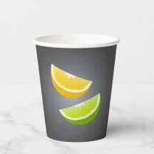 Taza de papel de cítricos con rodajas de limón y l