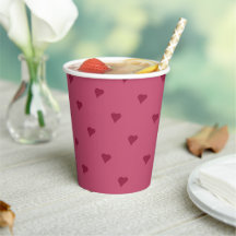 Tazas de papel con corazones rojos