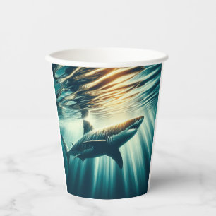 Vasos De Papel Tiburón en el mar azul profundo y la luz del sol