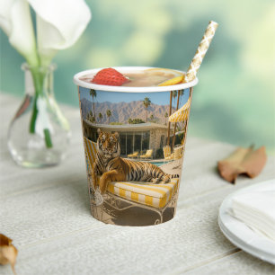 Vasos De Papel Tigre junto a la piscina de Palm Springs