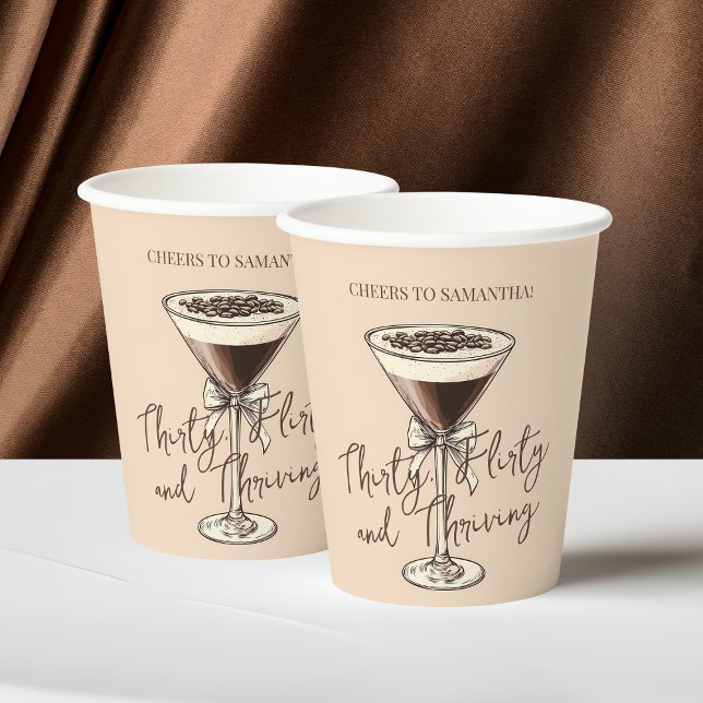 Vasos De Papel Treinta Flirty y Thriving Brown 30 cumpleaños (Thirty Flirty and Thriving Brown 30th Birthday Paper Cups)