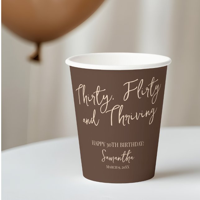 Vasos De Papel Treinta Flirty y Thriving Brown 30 cumpleaños (Thirty Flirty and Thriving Brown 30th Birthday Paper Cups)