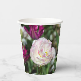Vasos De Papel Tulipanes rosa brillante en un día soleado