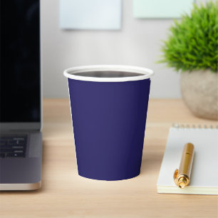 Vasos De Papel un fondo azul con un reloj