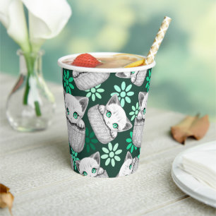 Vasos De Papel Un gato lindo y juguetón al máximo desde un bolsil