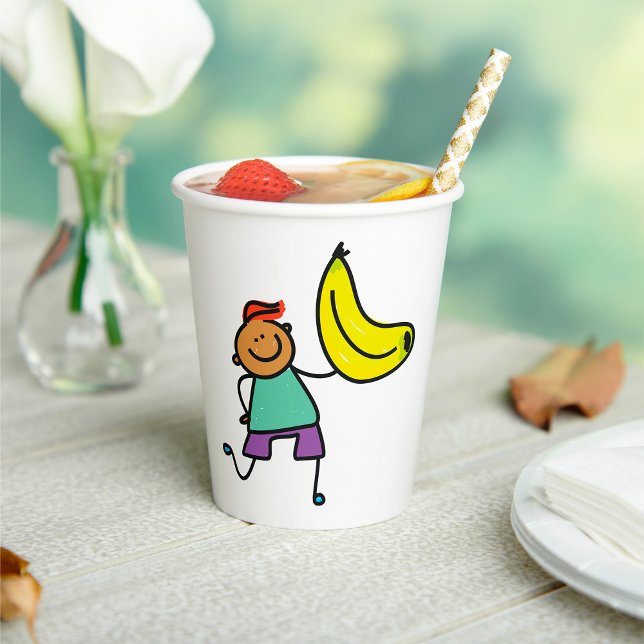 Vasos De Papel Un niño juguetón sostiene un gran plátano amarillo (Subido por el creador)
