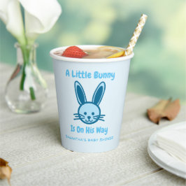 Vasos De Papel Un Pequeño Conejo Está En Camino