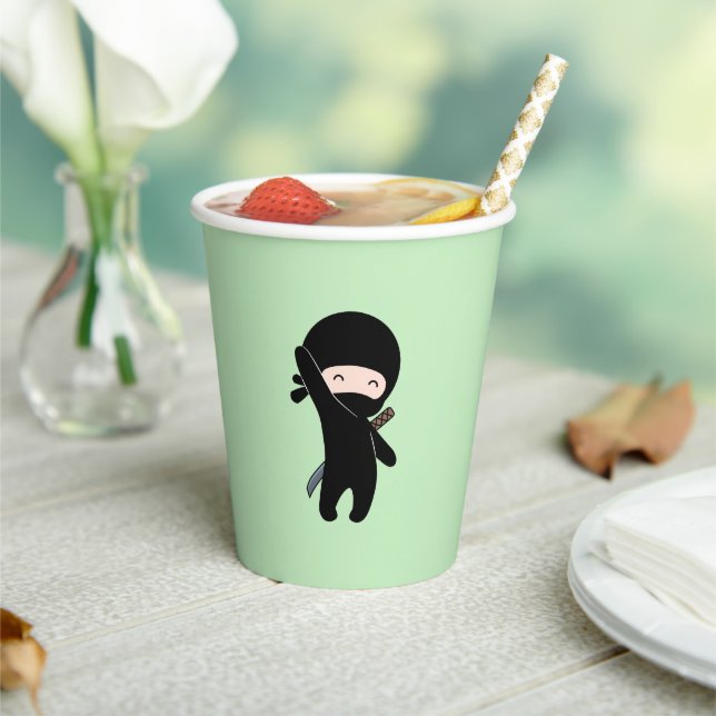 Vasos De Papel Un pequeño Ninja feliz en verde (in situ)