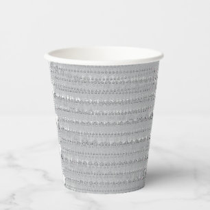 Vasos De Papel Una cordillera cubierta de nieve bajo un azul clar