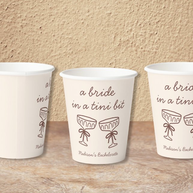 Vasos De Papel Una Novia En Un Poco De Martini De Espresso Bach P (A Bride In A Tini Bit Espresso Martini Bach Party Paper Cups)