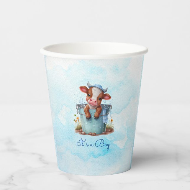 Vasos De Papel Una vaca pequeña en el cubo azul Baby Shower es un (Anverso)