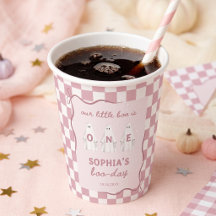 Unas tazas de papel de cumpleaños de niña fantasma
