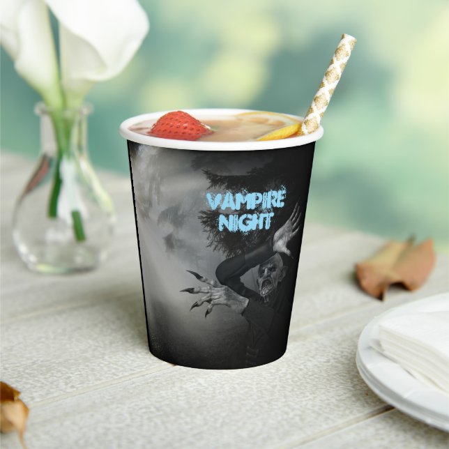 Vasos De Papel Vampiro De Noche De Halloween En La Planta De Pape (in situ)