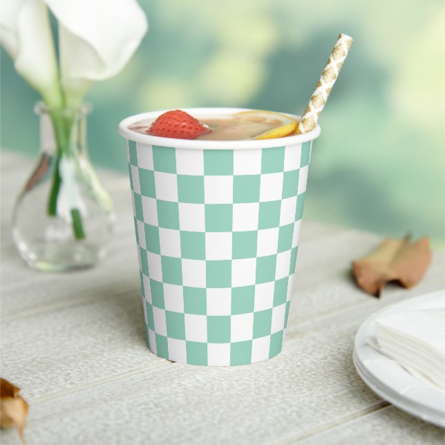 Vasos De Papel White & Teal Checkerboard Paper Cups (in situ)