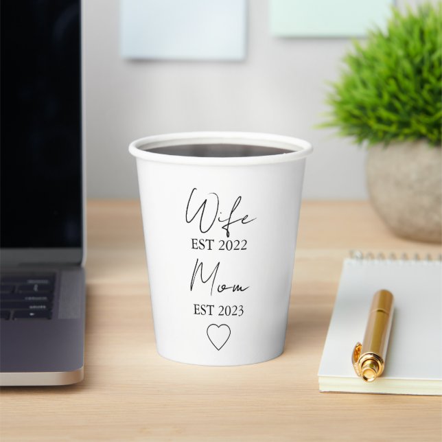 Vasos De Papel Wife & Mom Est. – Minimalist Valentine Gift (in situ)