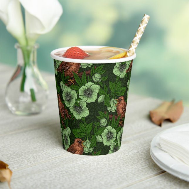 Vasos De Papel Wren y hellebore en verde oscuro (in situ)