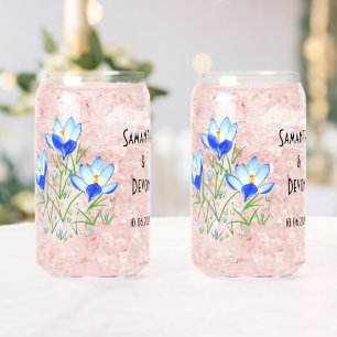 Vasos de vidrio con crocus azules impresos
