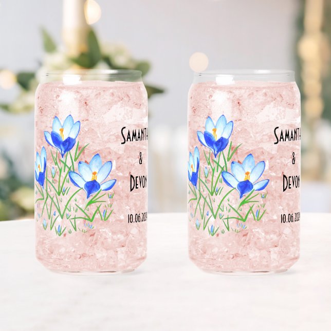 Vasos de vidrio con crocus azules impresos (Insitu (Boda))