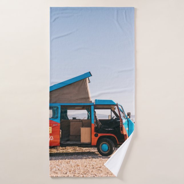 Vehículo rojo y azul junto al hombre (Toalla de baño)