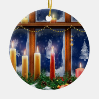 Vela en el ornamento del navidad de la ventana
