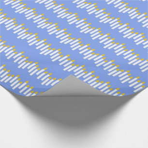 Velas de Jánuca en el papel de regalo azul