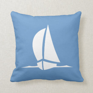 velero blanco sobre almohada azul