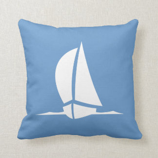 velero blanco sobre almohada azul