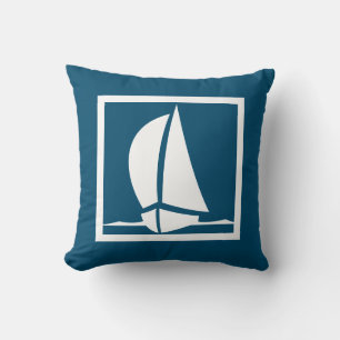velero blanco sobre almohada azul marino