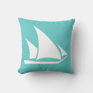 velero blanco sobre almohada azul verde azulada