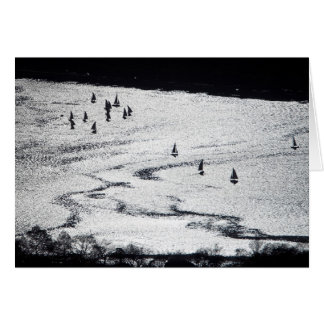 Veleros en la silueta, lavabo del río Charles,