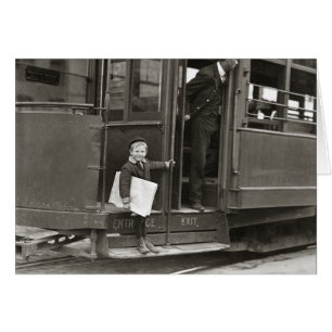 Vendedor de periódicos montado en tranvía, 1910