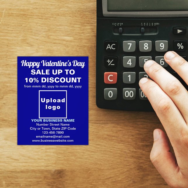 Venta de Business Valentine en Blue Flyer (Attract more customers this Valentine's Day. Business Valentine sale on blue flyer on store desk.)