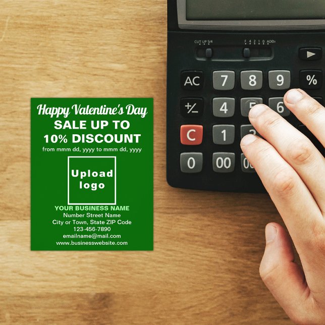 Venta de Business Valentine en Green Flyer (Attract more customers this Valentine's Day. Business Valentine sale on green flyer on store desk.)