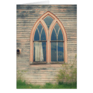 Ventana de iglesia abandonada