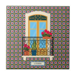 Ventana de la casa de Lisboa con plantas y azulejo